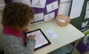 La tablette est tellement ludique qu'elle s'utilise dès le plus jeune âge.